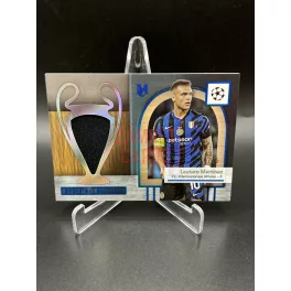   Lautaro Martínez /75 mezdarabos focis kártya – 2024/25 Topps Museum Collection Momentous Materials – FC Internazionale Milano
