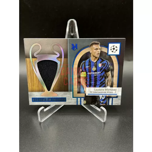 Lautaro Martínez /75 mezdarabos focis kártya – 2024/25 Topps Museum Collection Momentous Materials – FC Internazionale Milano