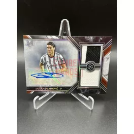  Dušan Vlahovic /299 aláírt mezdarabos focis kártya – 2022/23 Topps Museum Dual Relic Autograph – Juventus